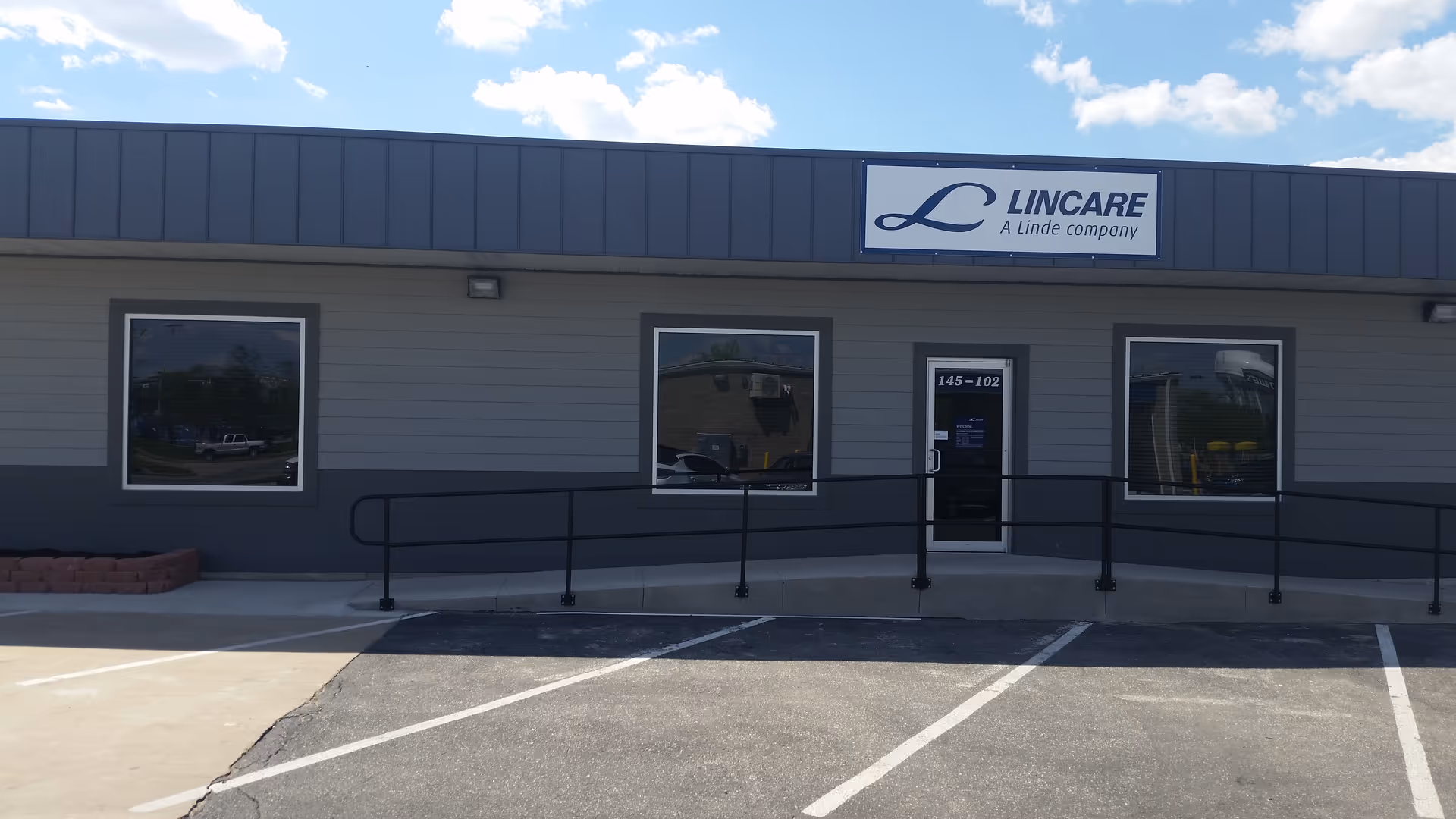 Front view of a Lincare facility with ramp and signage.