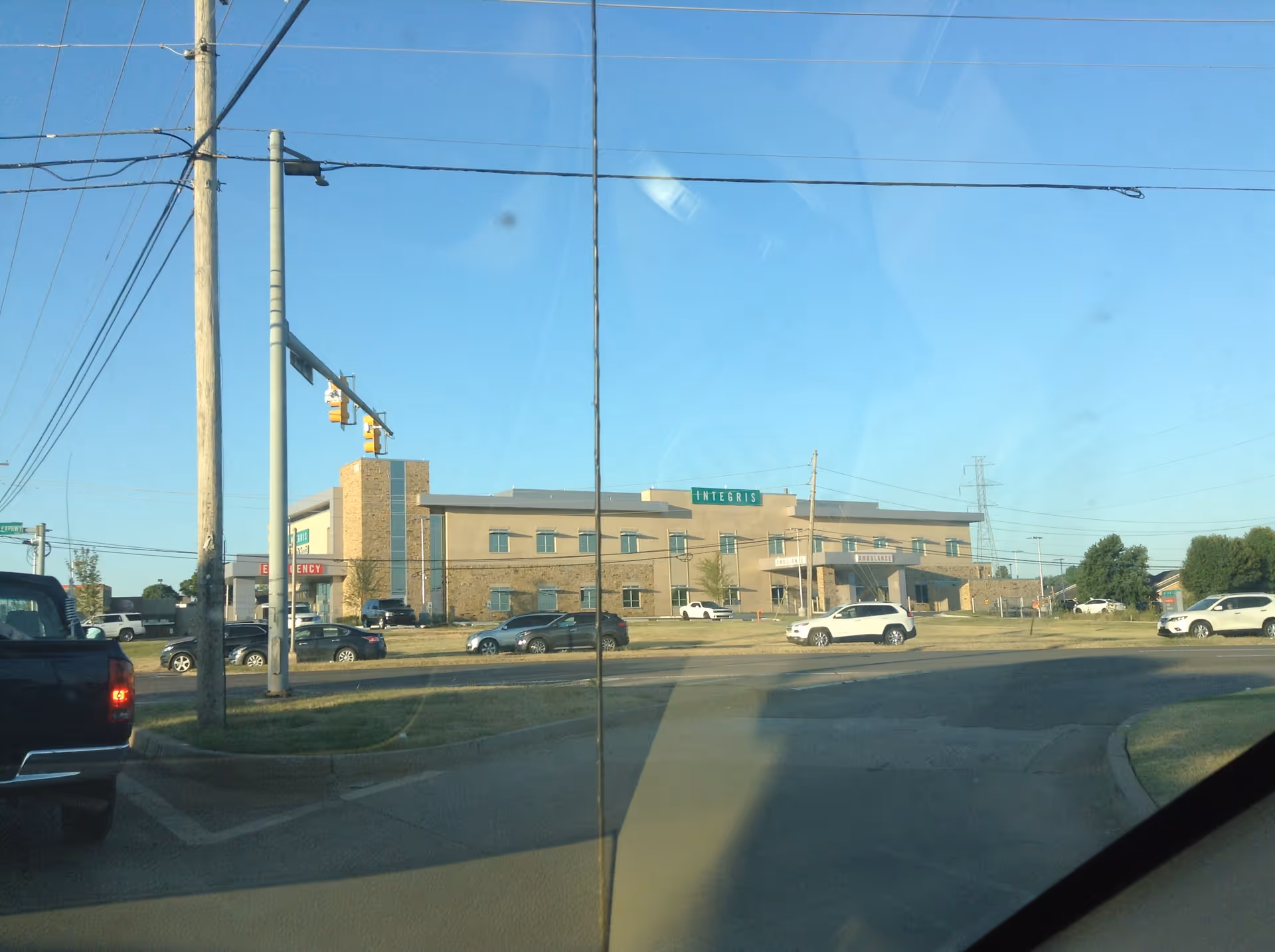 Exterior view of INTEGRIS Health Community Hospital at Council Crossing with cars in the parking lot.