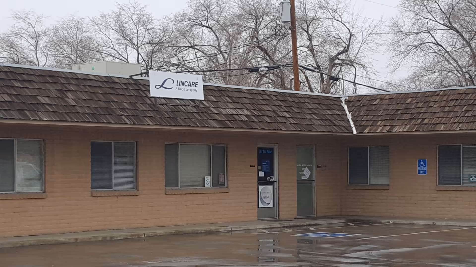 A single-story brick building with a Lincare sign and accessible entrance.