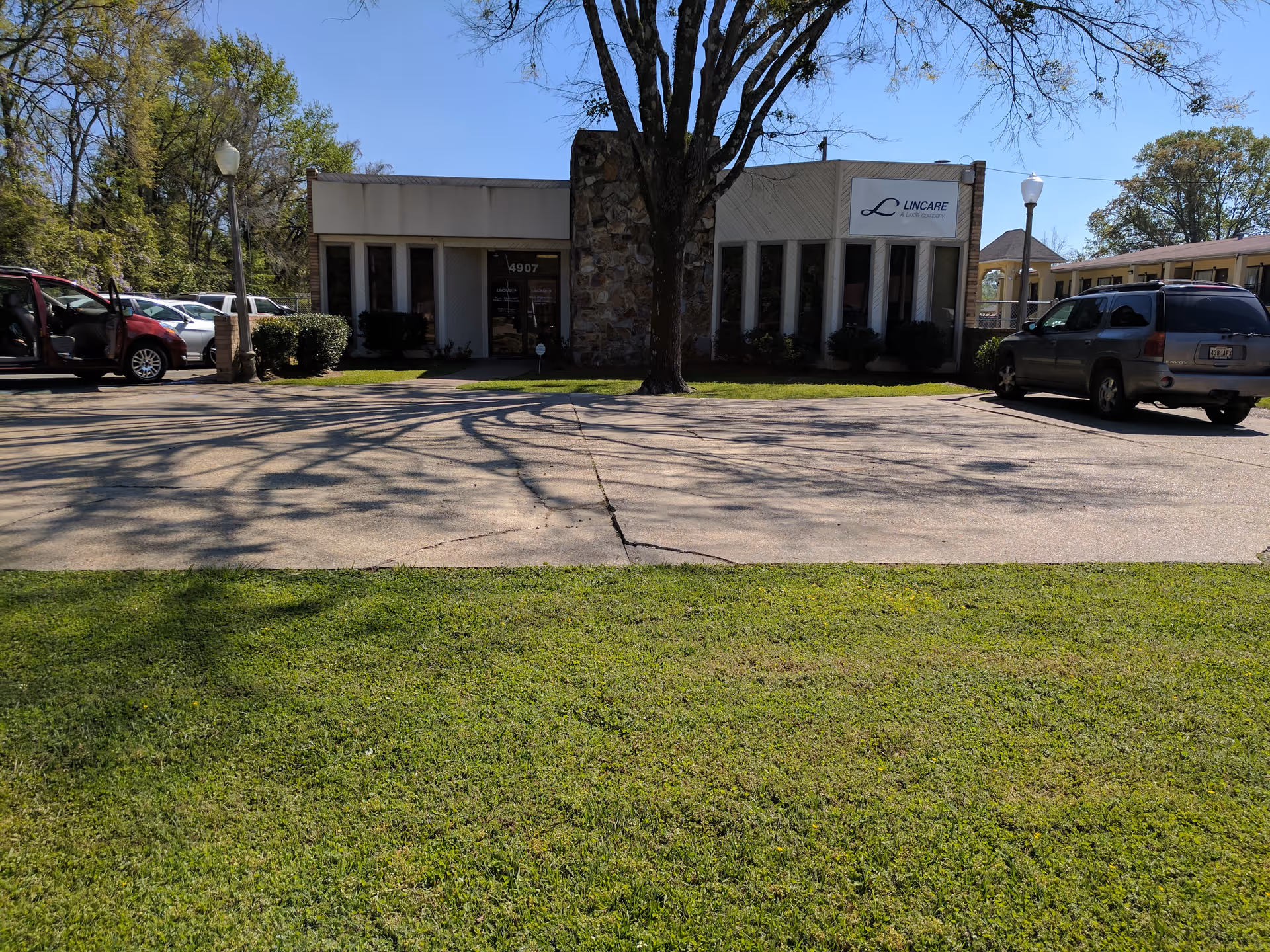 Front of LINCARE senior living facility with parking lot and signage.