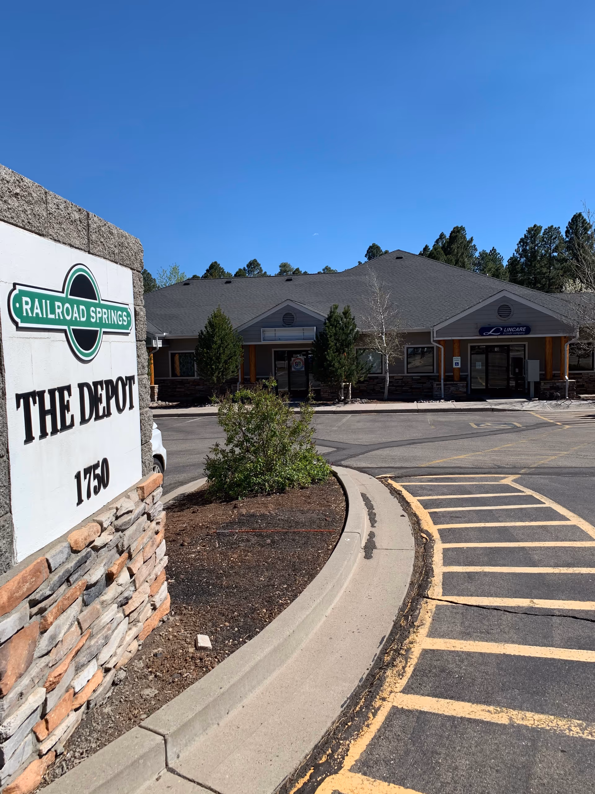 Exterior of a single-story building with Lincare signage and a front parking lot.