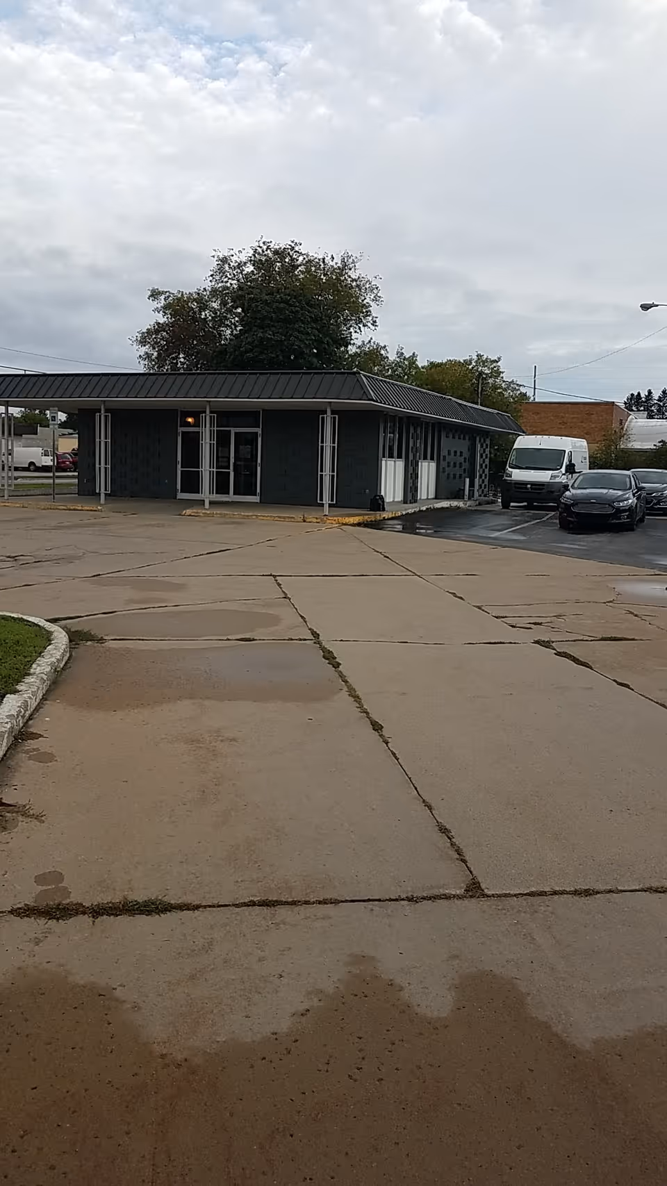 Single-story LINCARE facility with glass doors and a parking lot in front.