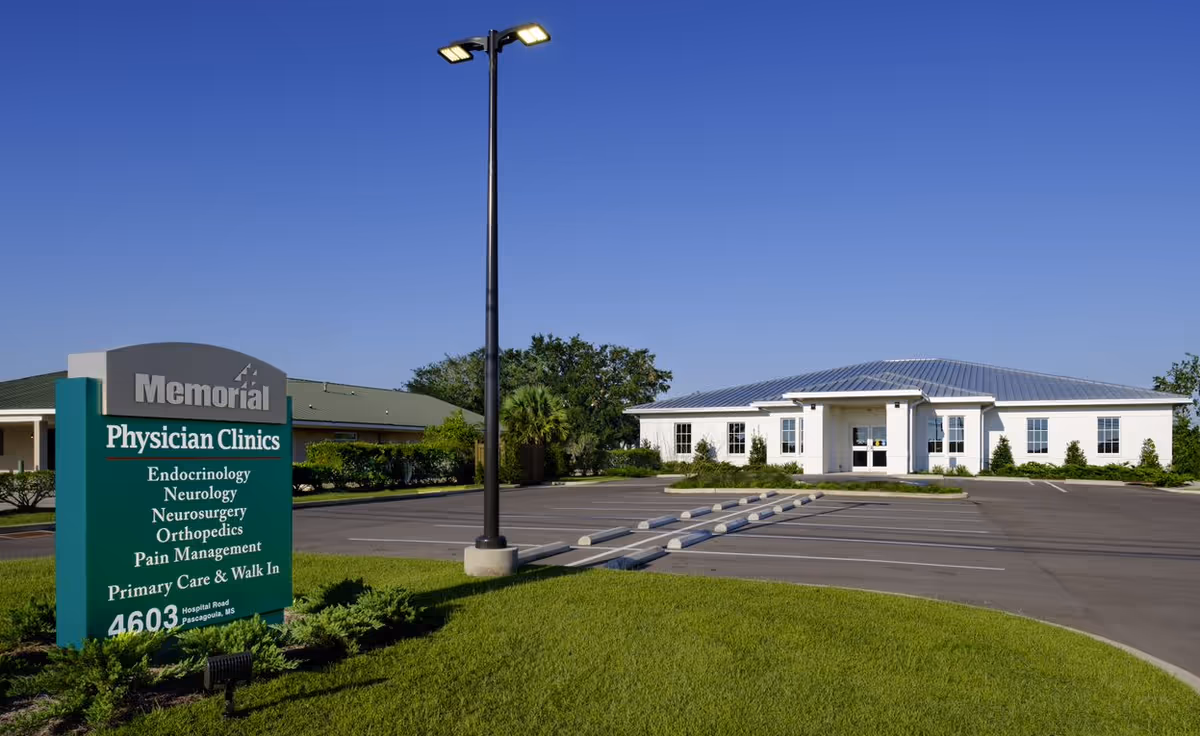 Exterior view of Memorial Physician Clinics Pascagoula Multispecialty with parking lot