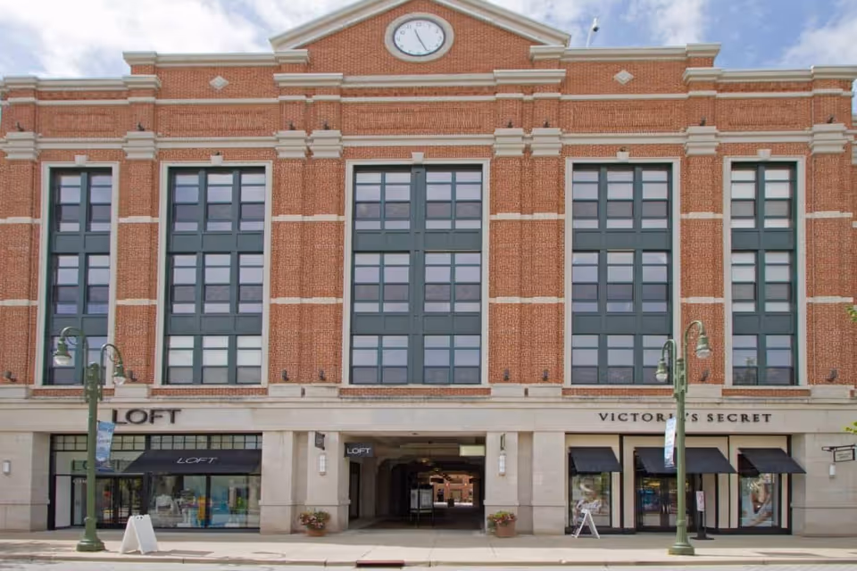 Brick building with large windows and storefronts LOFT and Victoria's Secret.