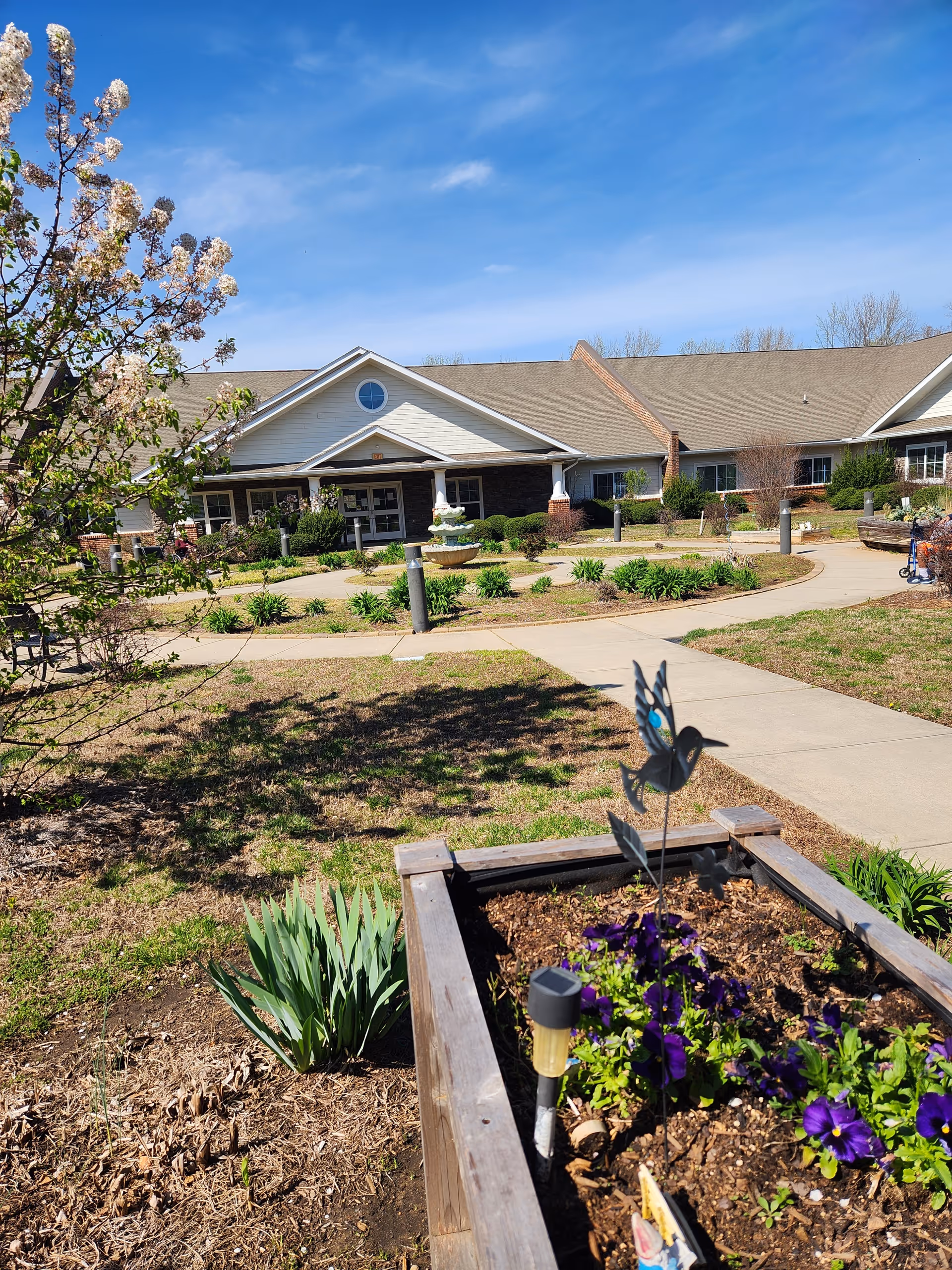Exterior view of Royal Park of Matthews Rehabilitation & Health Center courtyard.