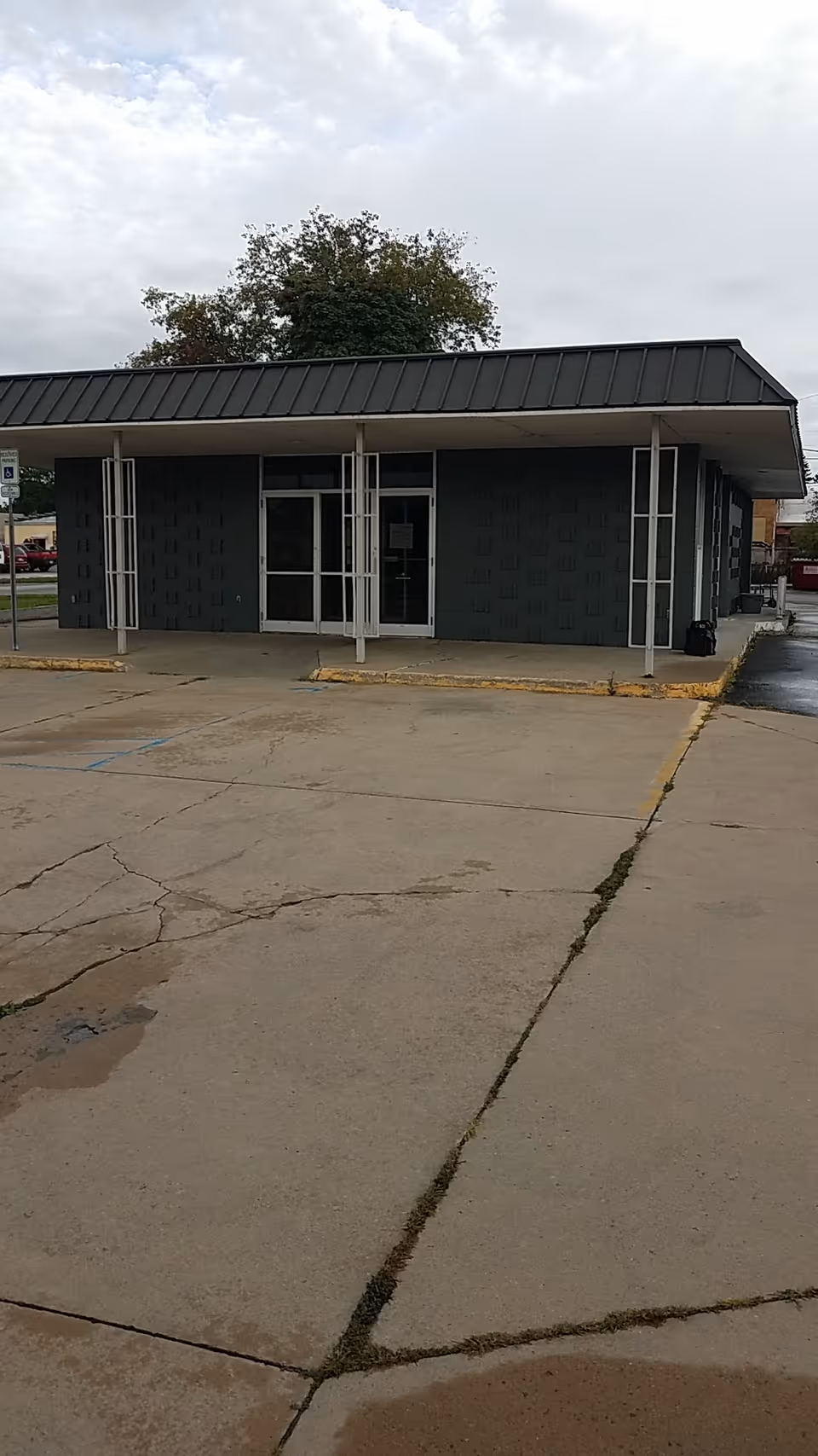 LINCARE facility entrance with a covered front, glass doors, and surrounding parking.