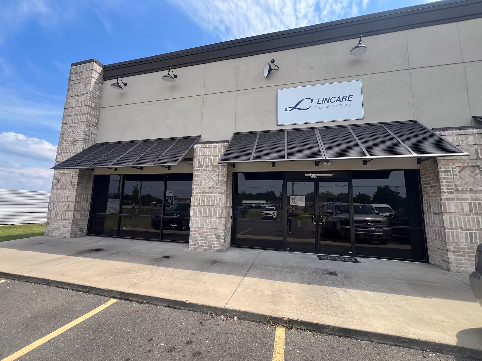 Exterior view of a Lincare facility entrance with glass doors and signage.
